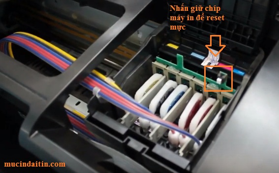 Nhấn giữ chip để reset cho máy in epson nhận đầy mực