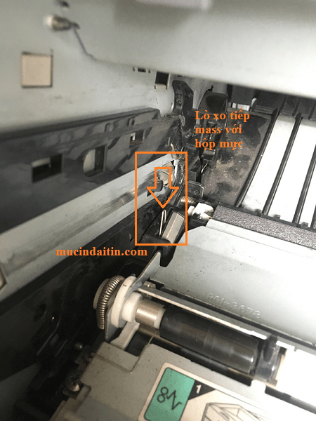Kiểm tra lò xo tiếp mass của máy in với hộp mực nếu máy in canon 3300 in ra giấy trắng